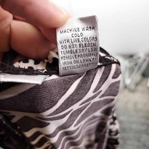 Chicos Skirt Womens XL Size 2 Abstract Exotic Artsy Print Stretchy Pull On - Picture 8 of 8